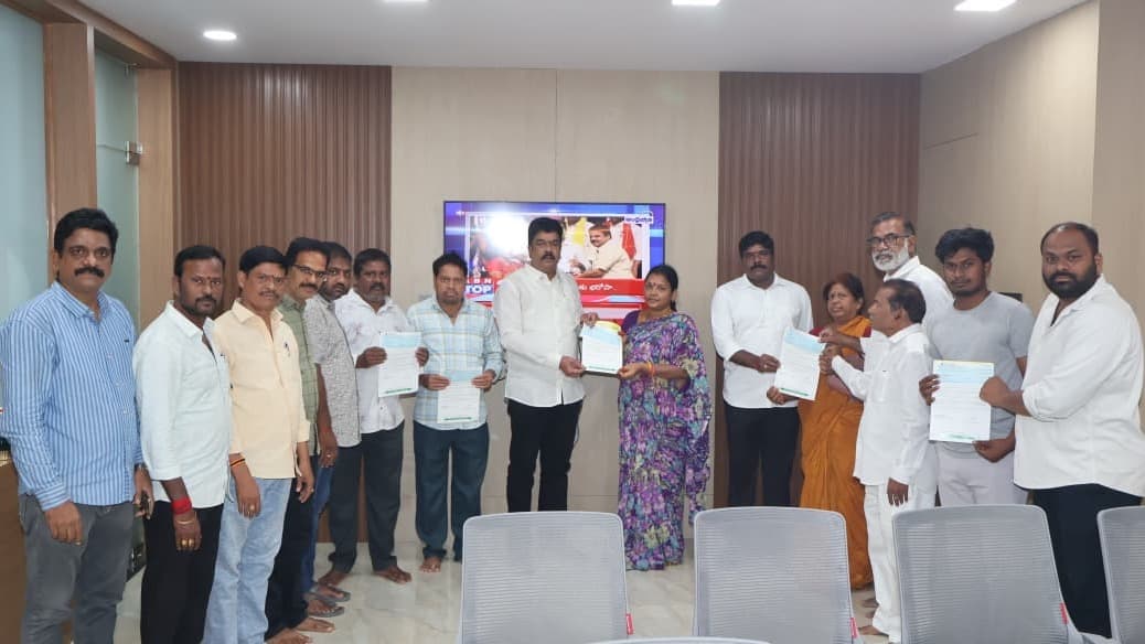 రూ.4.37 లక్షల సీఎంఆర్‌ఎఫ్ చెక్కులు అందించిన బొండా ఉమా