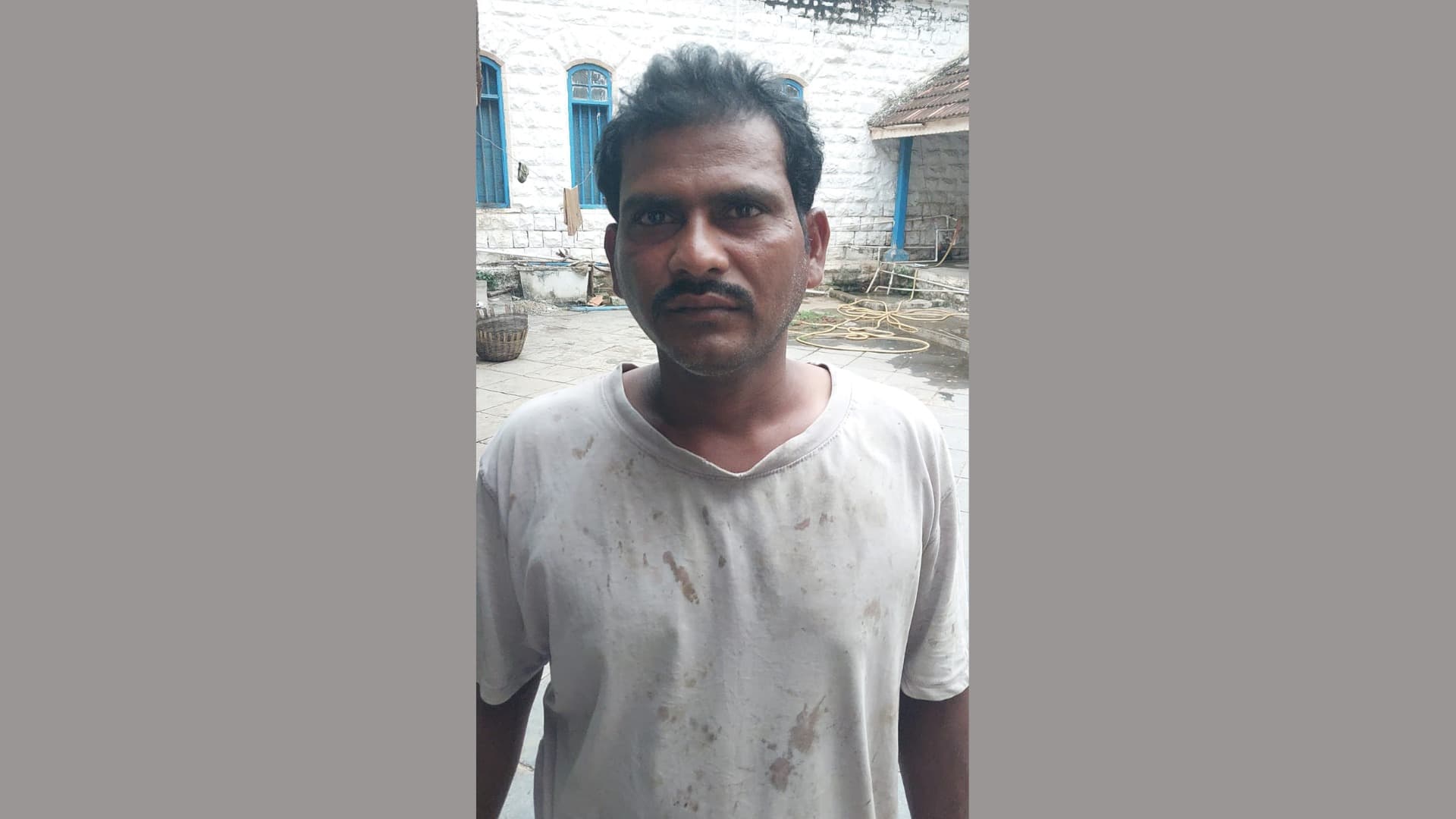 సచివాలయ సిబ్బందిపై దాడి యత్నం.