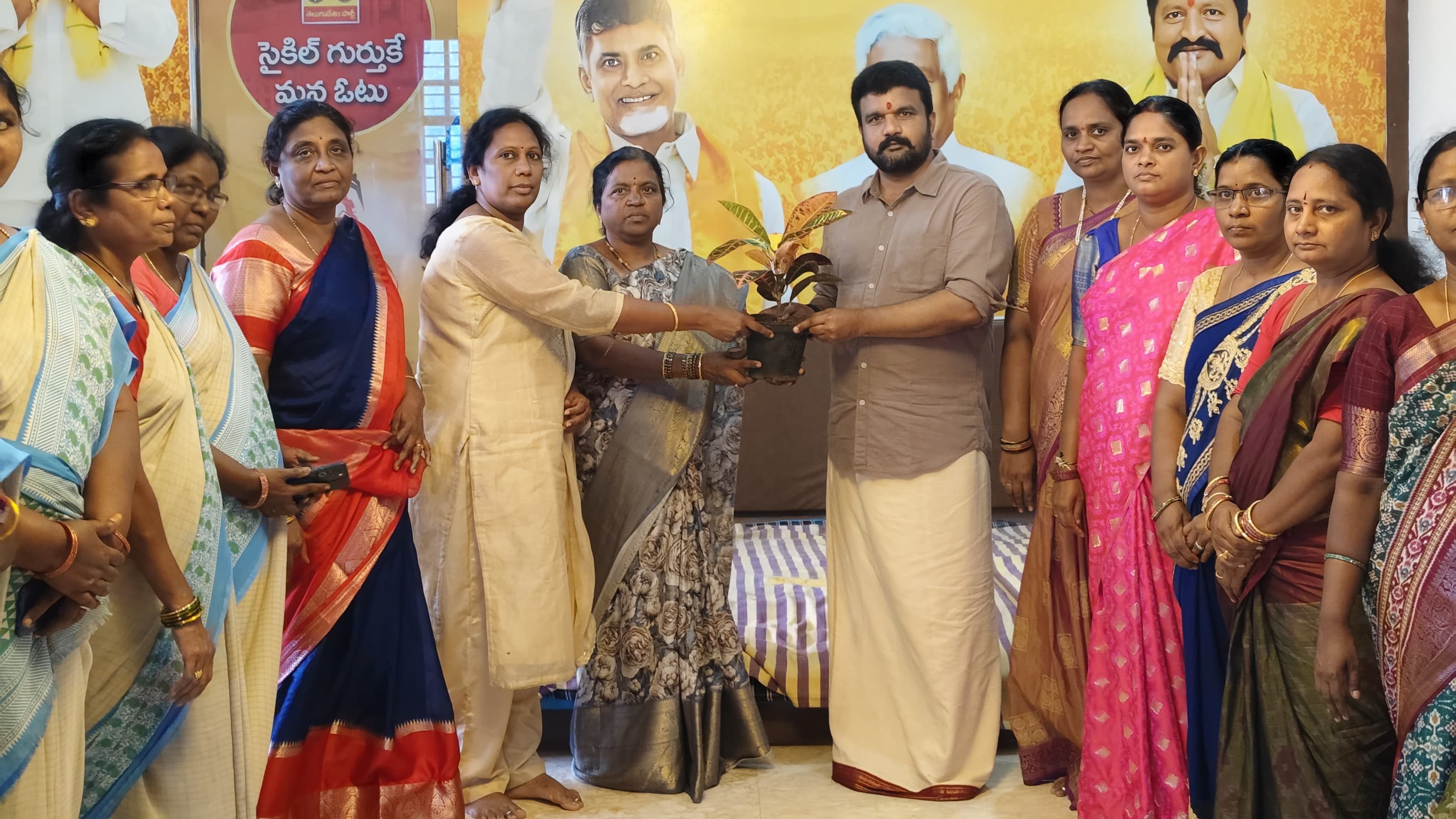 215 అంగన్‌వాడీ కేంద్రాలకు ఆధునిక వంట సామగ్రి పంపిణీ