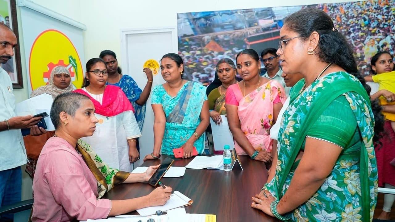 మహిళల సమస్యల పరిష్కారానికి గళ్ళా మాధవి హామీ