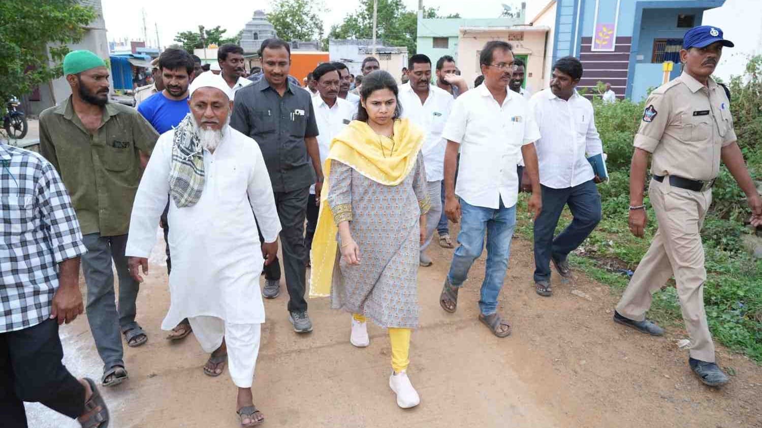ఆళ్లగడ్డ డ్రైనేజీ సమస్యకు రూ.25 లక్షలతో పరిష్కారం: అఖిలప్రియ