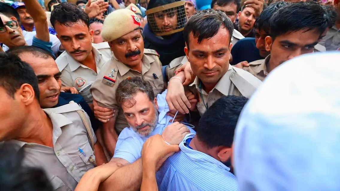 రాహుల్, ప్రియాంక అరెస్టుపై శశి థరూర్ తీవ్ర ఆగ్రహం
