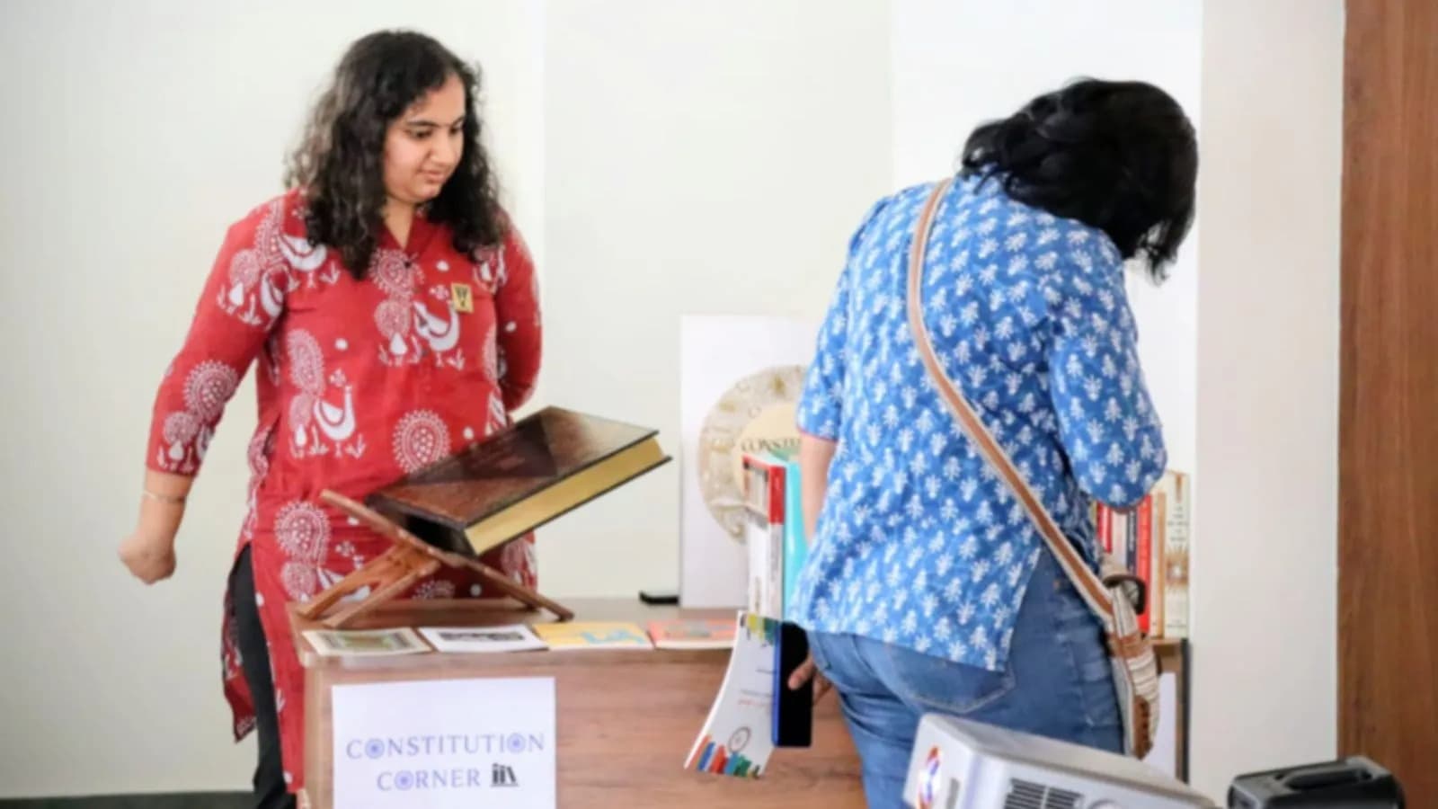 బెంగళూరు పుస్తక దుకాణంలో అరుదైన రాజ్యాంగ ప్రతికి సందర్శకుల క్యూ
