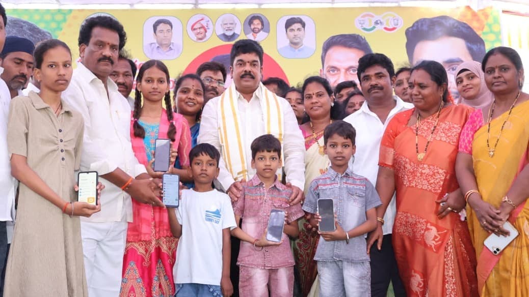 తల్లికి వందనంతో విద్యార్థుల భవిష్యత్తుకు భరోసా: బొండా ఉమా