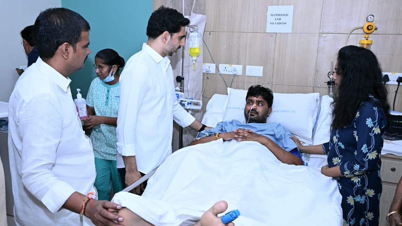 బ్రహ్మం చౌదరిని పరామర్శించిన మంత్రి నారా లోకేష్