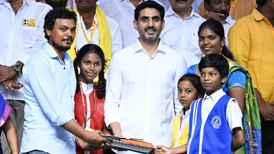 మంగళగిరిలో 2634 మందికి ఇళ్ల పట్టాలు అందించిన లోకేష్