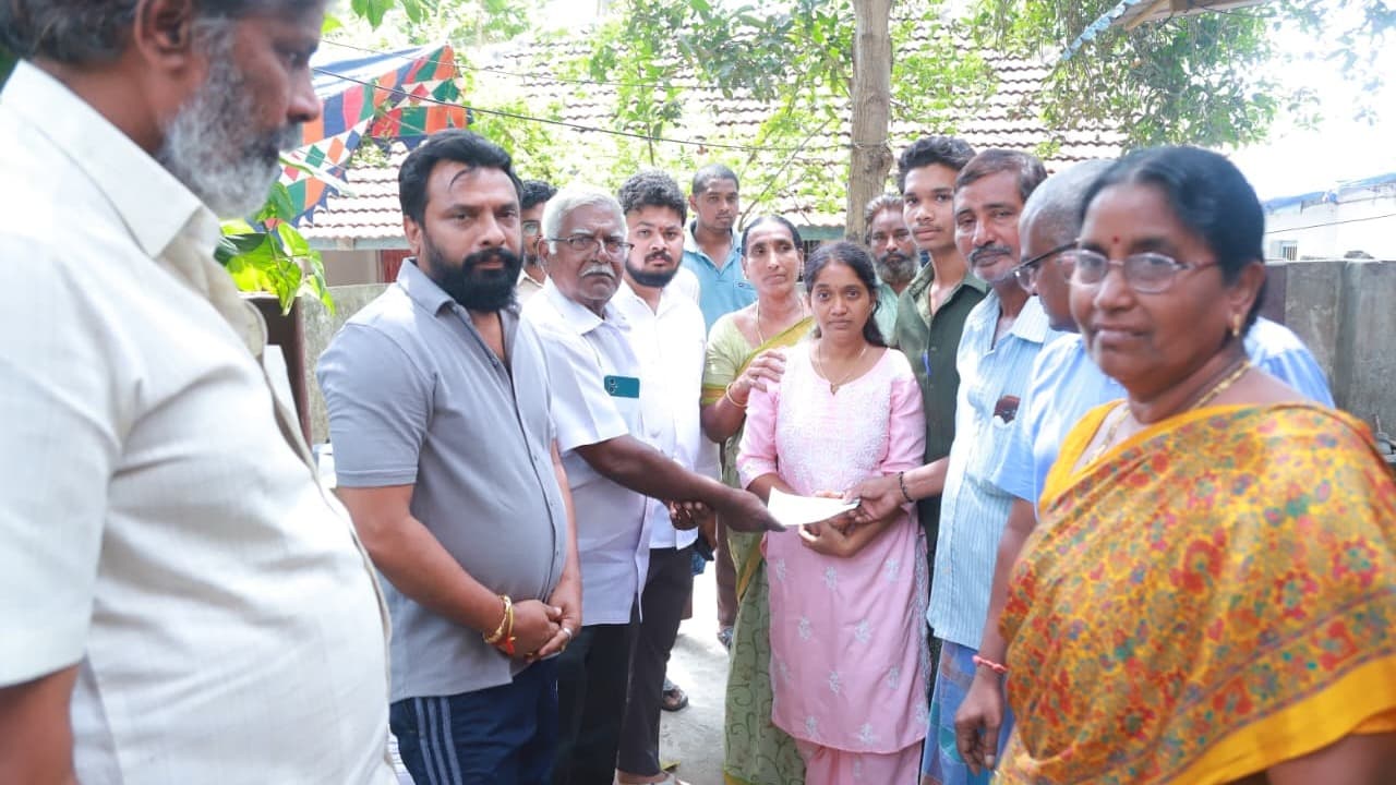 కష్టాల్లో కుటుంబాలకు అండగా మంత్రి వాసంశెట్టి సుభాష్