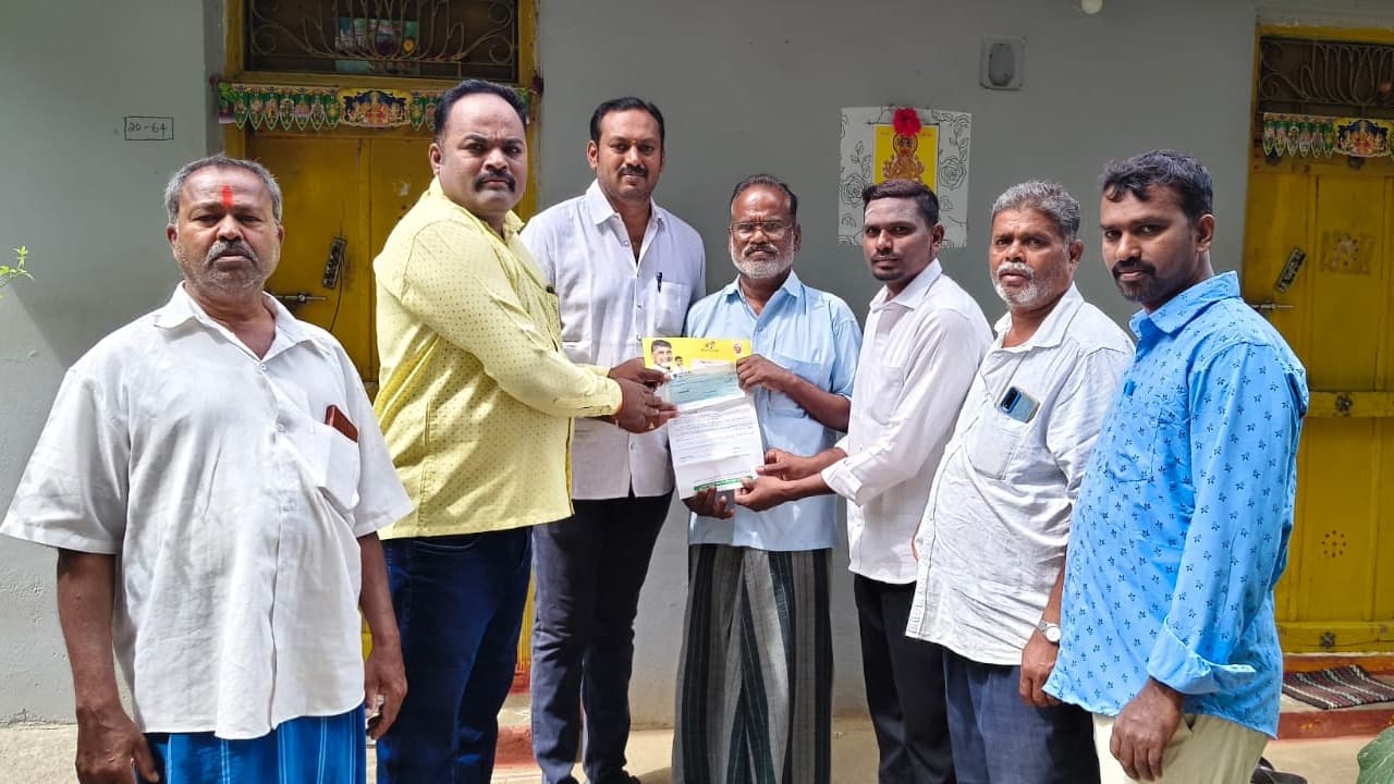 మురుగేష్ కుటుంబానికి సీఎం సహాయ నిధి చెక్కు అందజేత