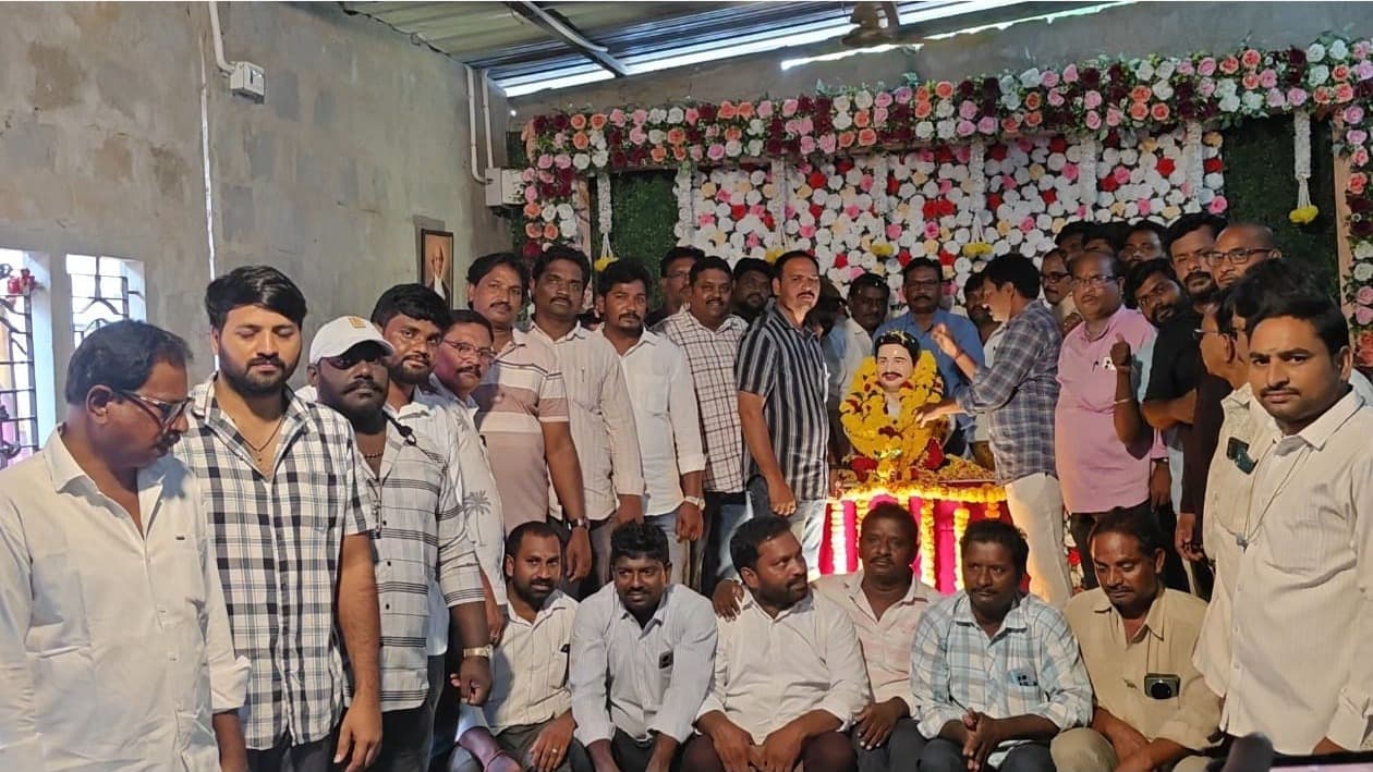 ఘనంగా దివంగత ది.ప్రెస్ క్లబ్ అధ్యక్షుడు రౌతు పండు విగ్రహ ఆవిష్కరణ