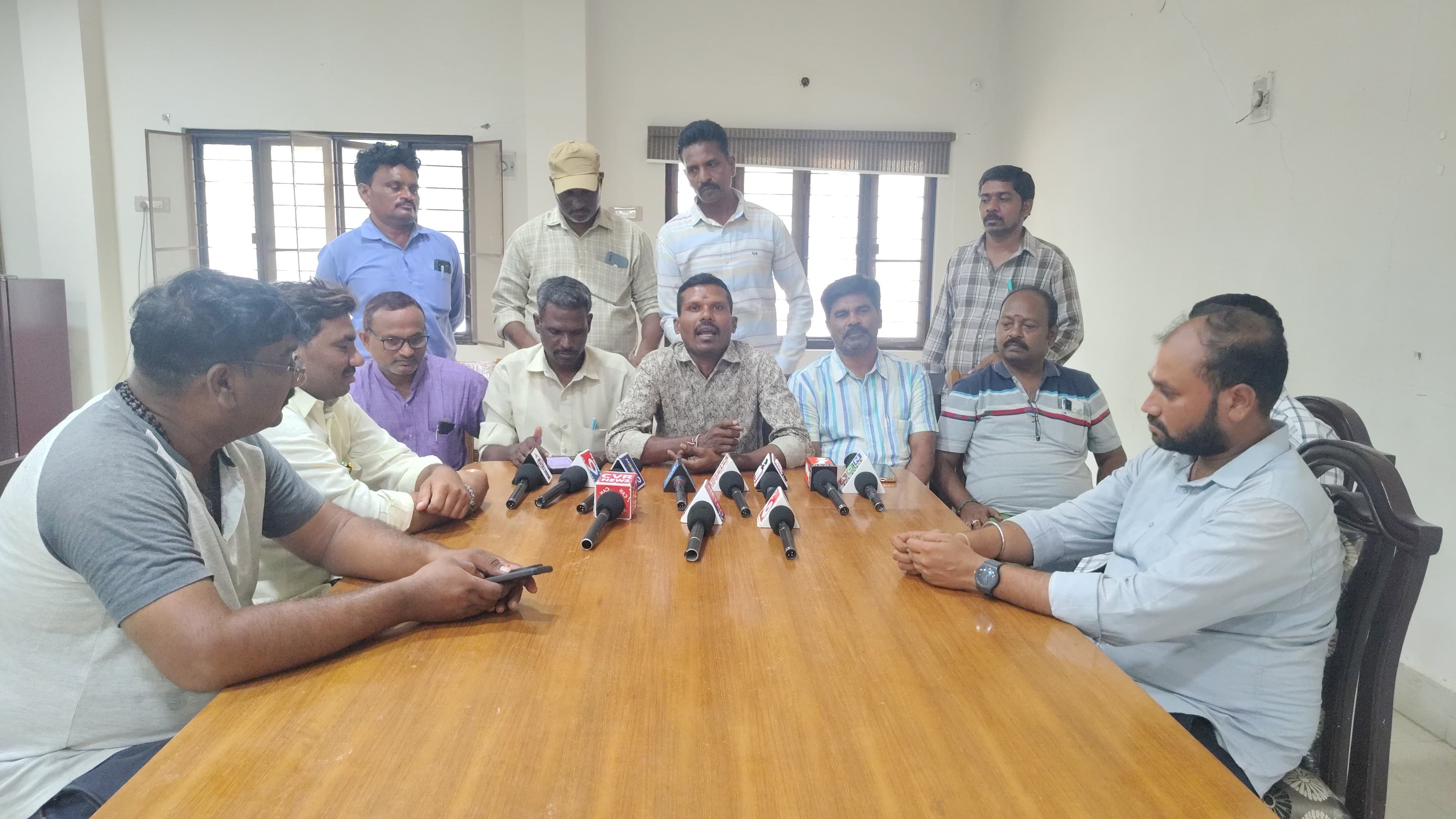 పాత్రికేయుడి బెదిరింపులపై చర్యలకు ఏపీయూడబ్ల్యూజే డిమాండ్