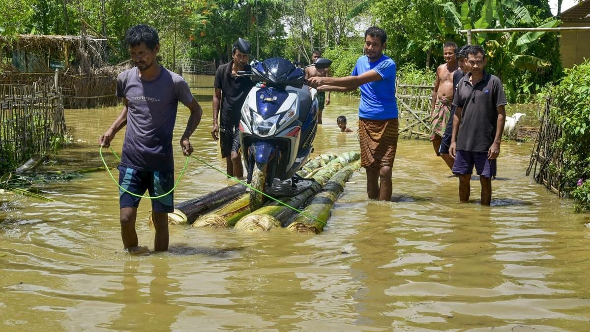 60 ఏళ్లలోనే అత్యంత భీకర వరదలు.. అసోంలో 8 లక్షల మందికి కష్టాలు