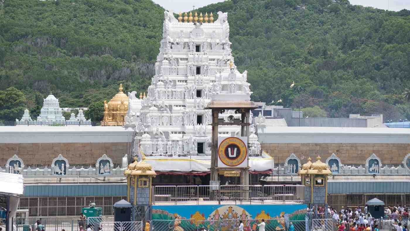 తిరుమలలో టోకెన్లు లేని భక్తులకు శ్రీవారి దర్శనానికి 20 గంటల నిరీక్షణ