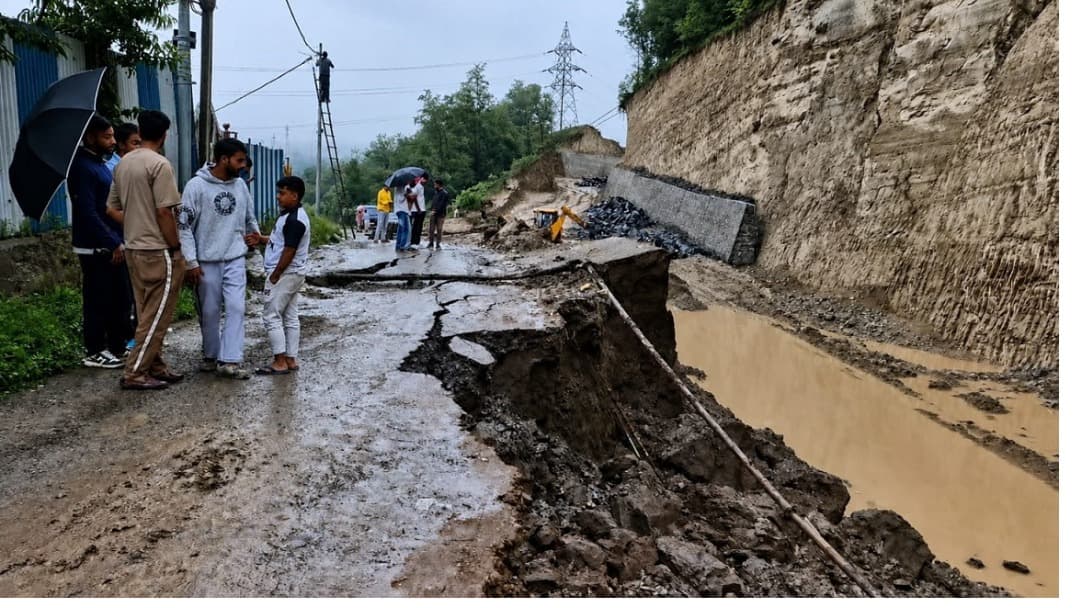 బారాముల్లాలో కొండచరియలు.. జమ్మూకశ్మీర్‌లో వరద ముప్పు