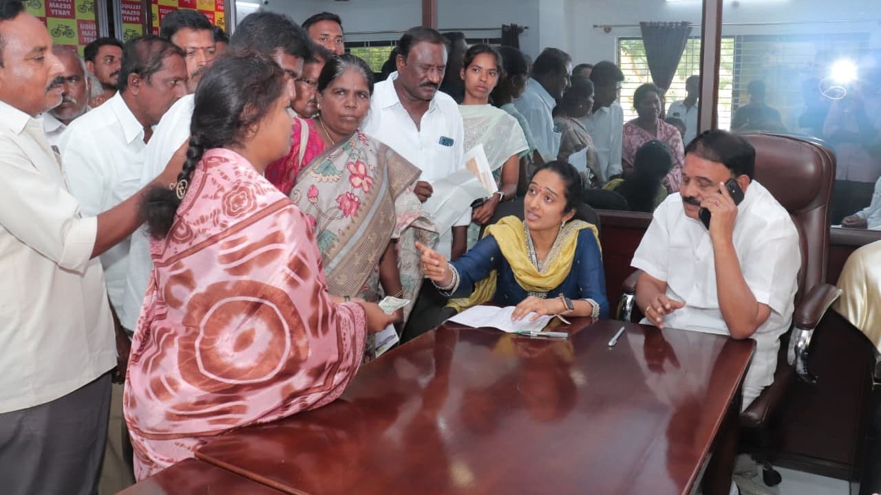ప్రజల సమస్యలకు తక్షణ పరిష్కారం చూపండి: ఎమ్మెల్యే సింధూర రెడ్డి