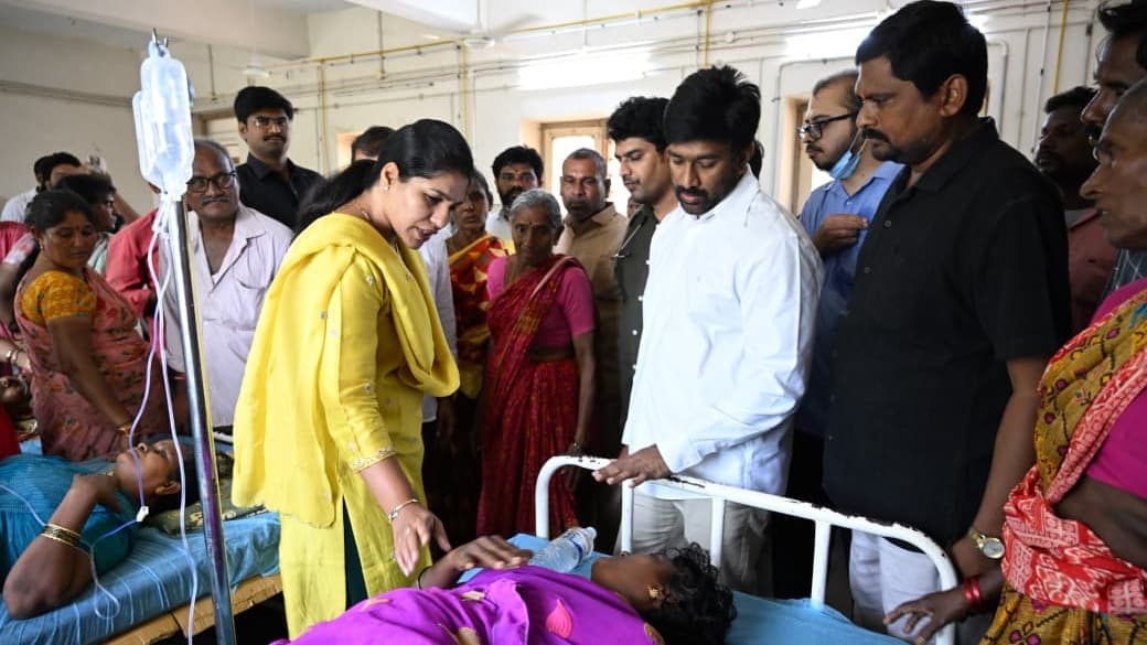 ఆటో ప్రమాద బాధితులను పరామర్శించిన డాక్టర్ లక్ష్మీ దంపతులు