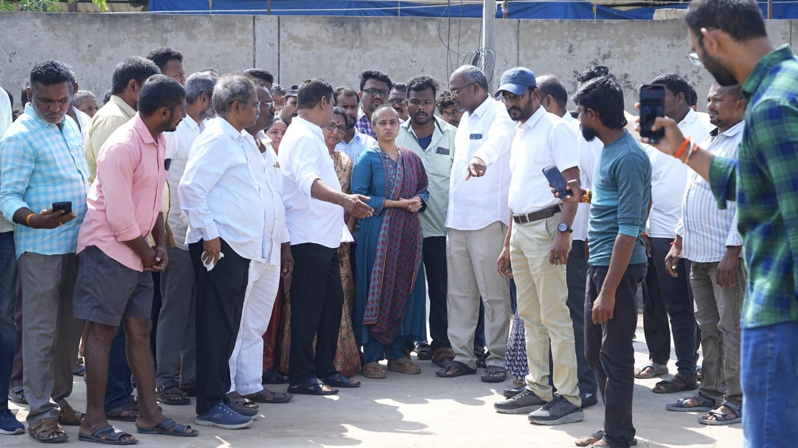 ఖాళీ స్థలాల శుభ్రతకు శ్రీకారం చుట్టిన ఎమ్మెల్యే మాధవి