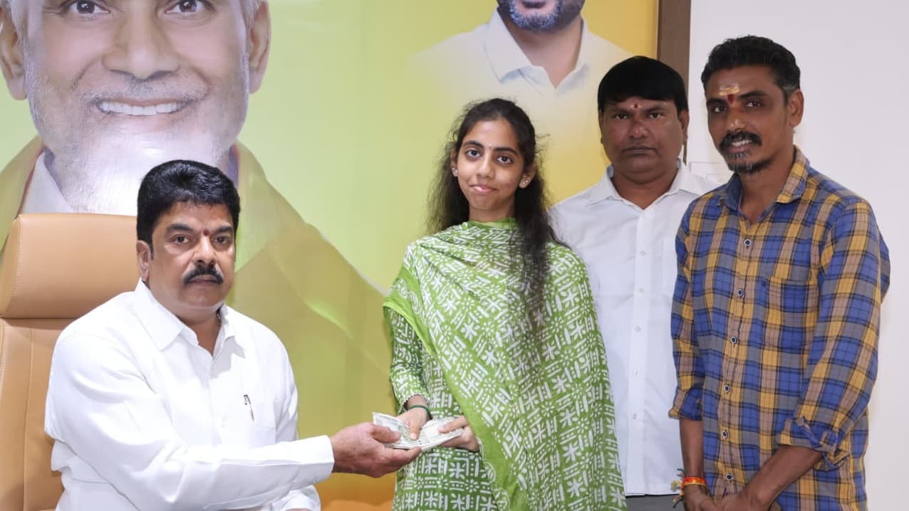 విద్యార్థిని ఉన్నత విద్యకు బొండా ఉమా రూ.25 వేల సాయం