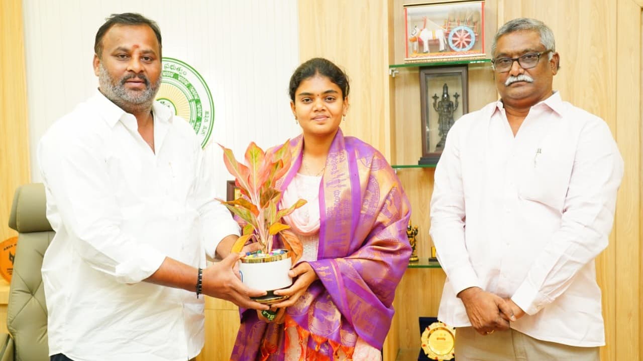 జ్యోతి సురేఖను అభినందించిన మంత్రి మండిపల్లి