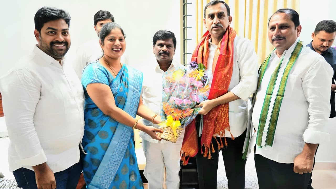శ్రీనివాస రెడ్డిని సత్కరించిన సంగా తేజస్విని