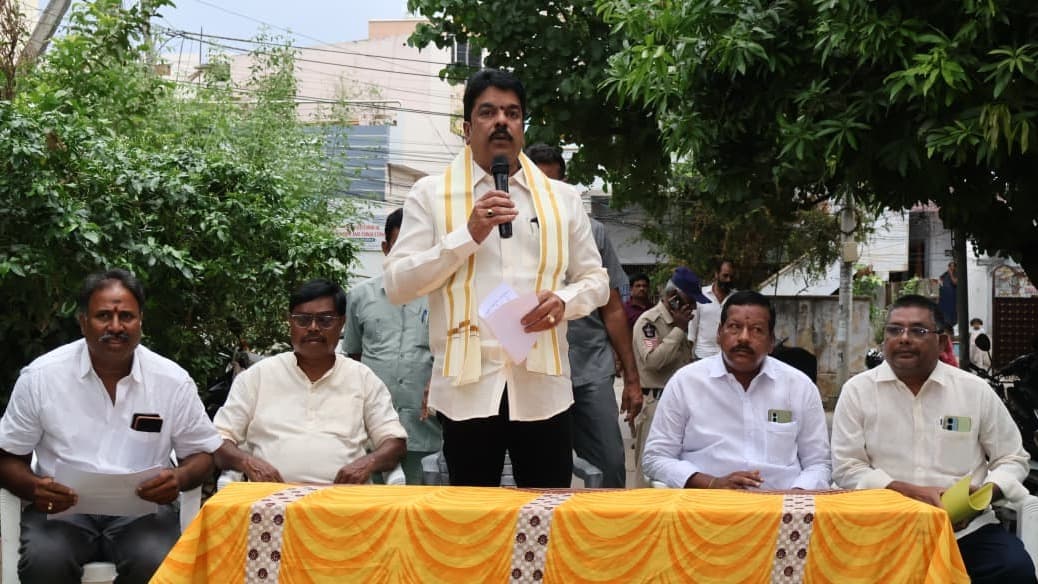 బొండా ఉమా చొరవతో పట్టాల సమస్యకు శాశ్వత పరిష్కారం