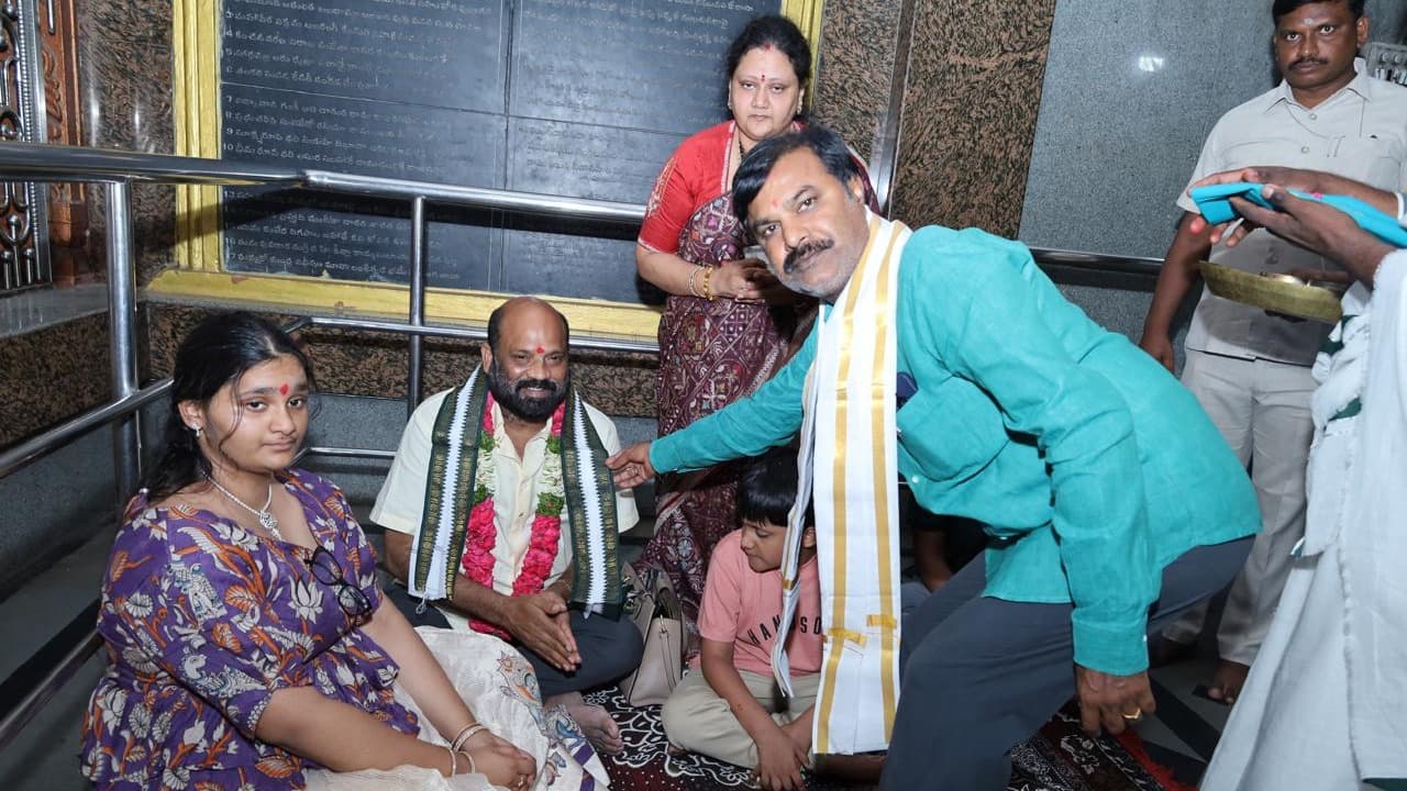 యార్లగడ్డ వెంకట్రావు పుణ్యక్షేత్రాల్లో ప్రత్యేక పూజలు