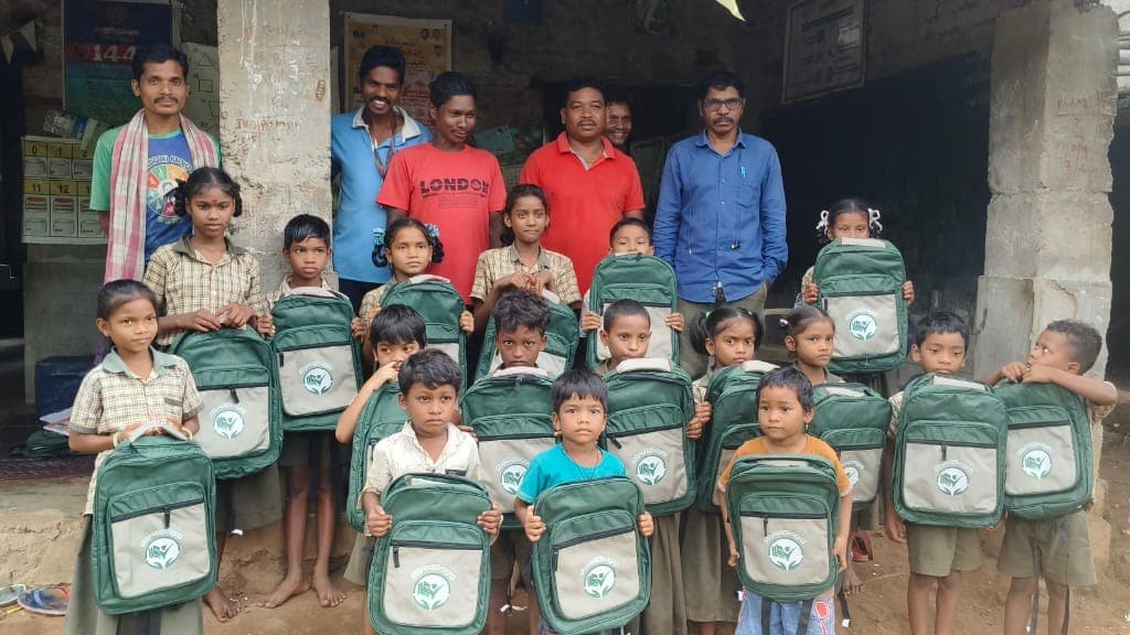 విద్యార్థులకు ఉచిత పాఠశాల బ్యాగుల పంపిణీ