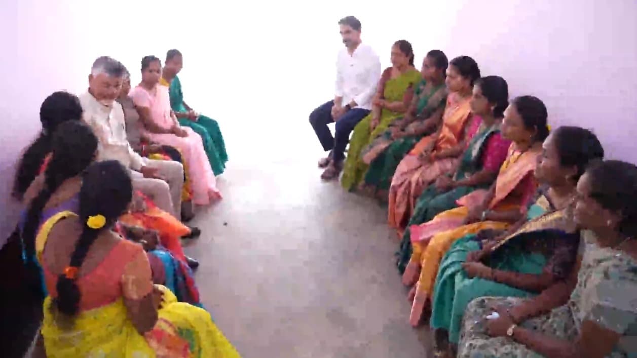 చంద్రబాబు, లోకేష్‌తో ఆదివాసీ మహిళల ఆత్మీయ ముఖాముఖీ