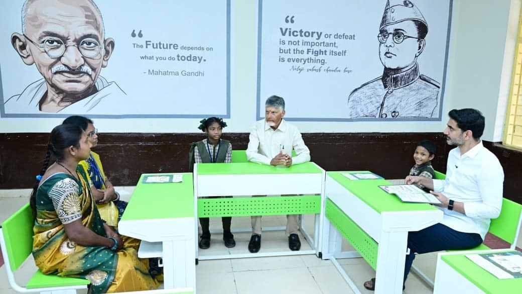 విద్యార్థుల ప్రగతిని పరిశీలించిన చంద్రబాబు, లోకేష్