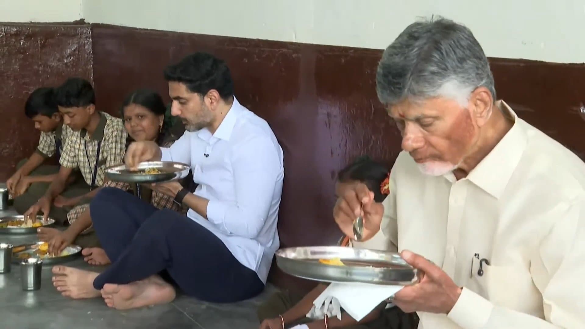 విద్యార్థులతో భోజనం చేసిన చంద్రబాబు, లోకేష్..