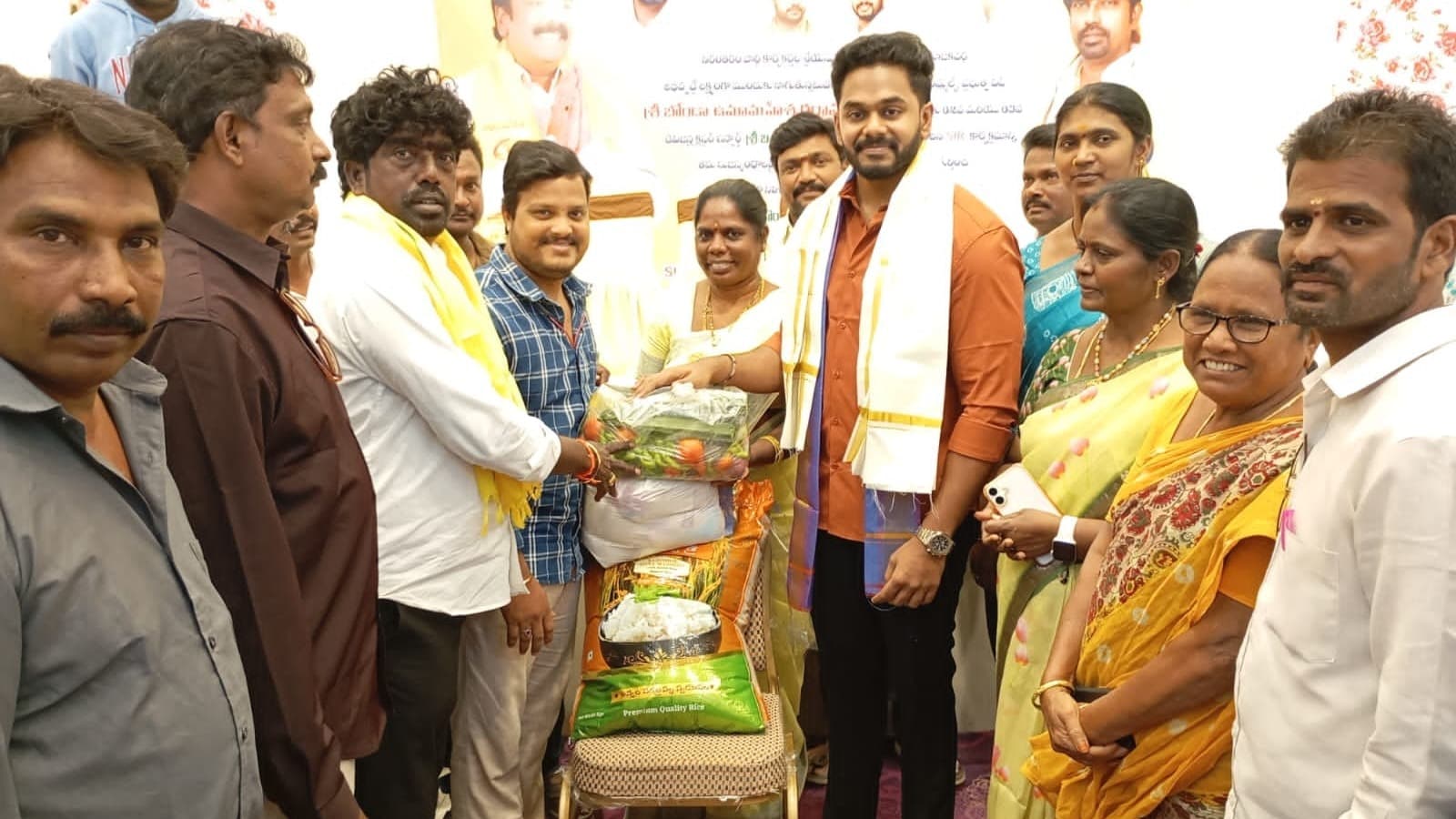 టీడీపీ కార్యకర్తలకు నిత్యావసర సరుకులు అందజేసిన సిద్ధార్థ