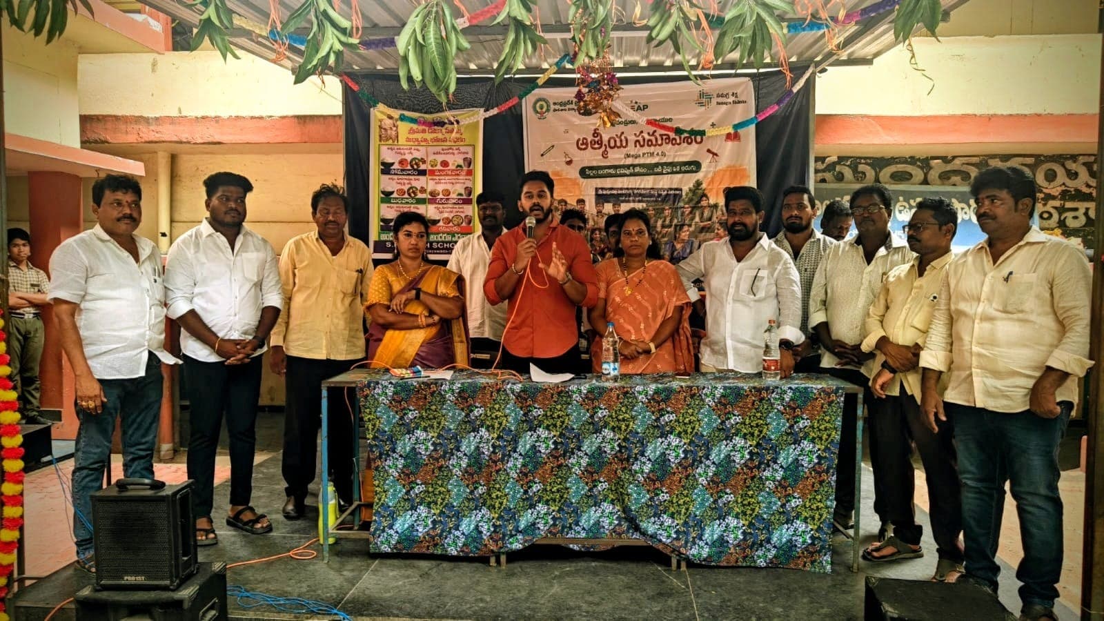 విద్యార్థులతో ఆత్మీయంగా ముచ్చటించిన బొండా సిద్ధార్థ
