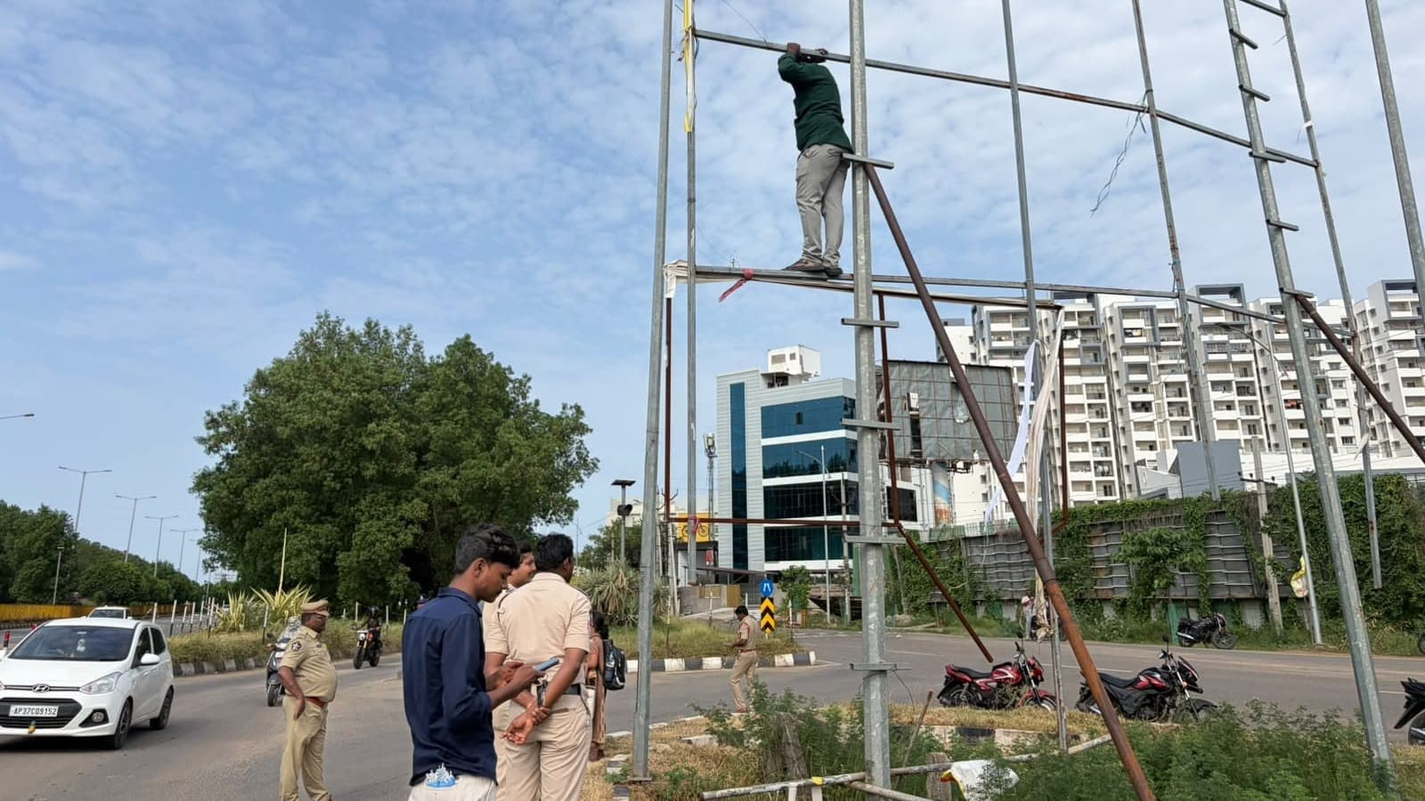 టీడీపీ కార్యాలయం ఎదుట కుటుంబం ఆత్మహత్యాయత్నం