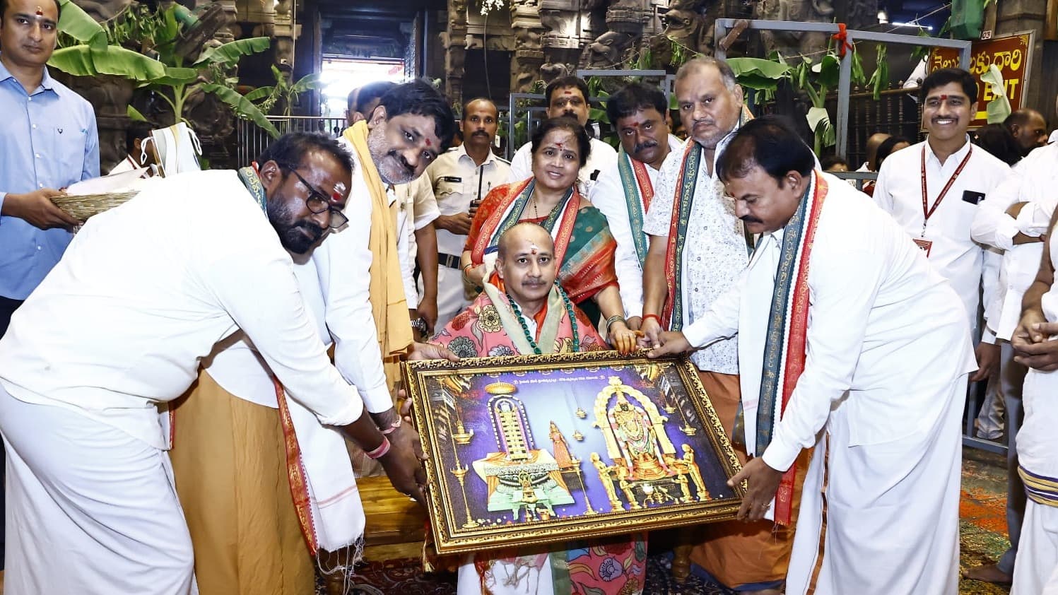 శ్రీకాళహస్తీశ్వరుడిని దర్శించిన టీటీడీ ఈవో రవిచంద్ర