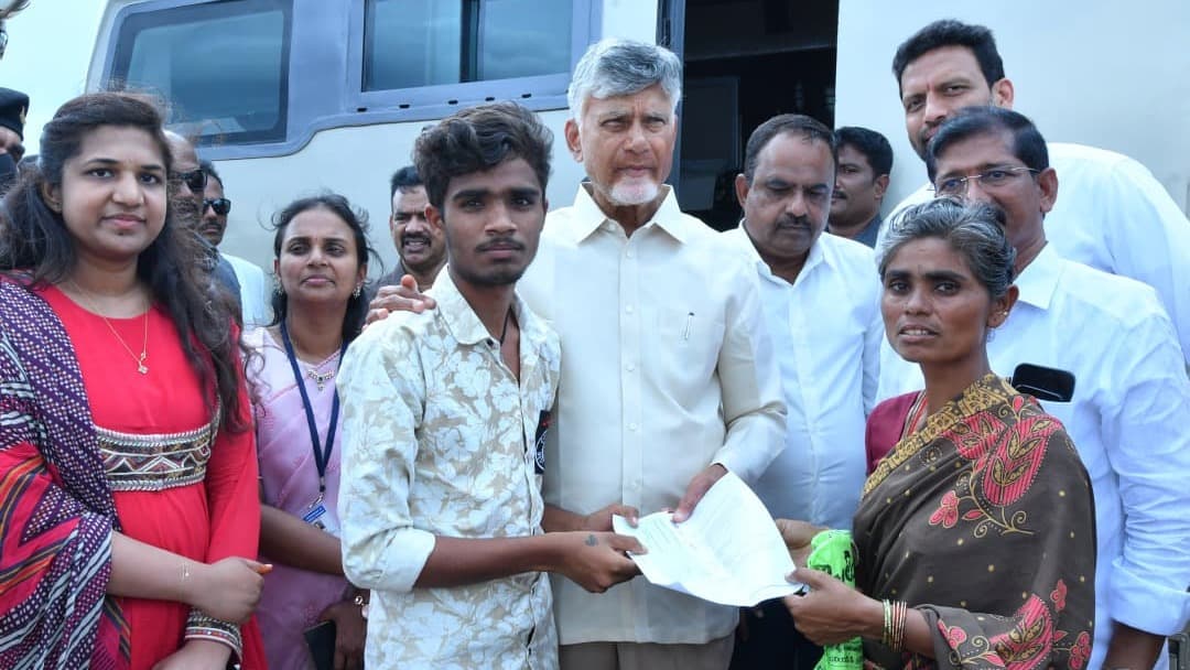 ఆస్పరిలో ప్రజల ఆర్జీలు స్వీకరించిన సీఎం చంద్రబాబు