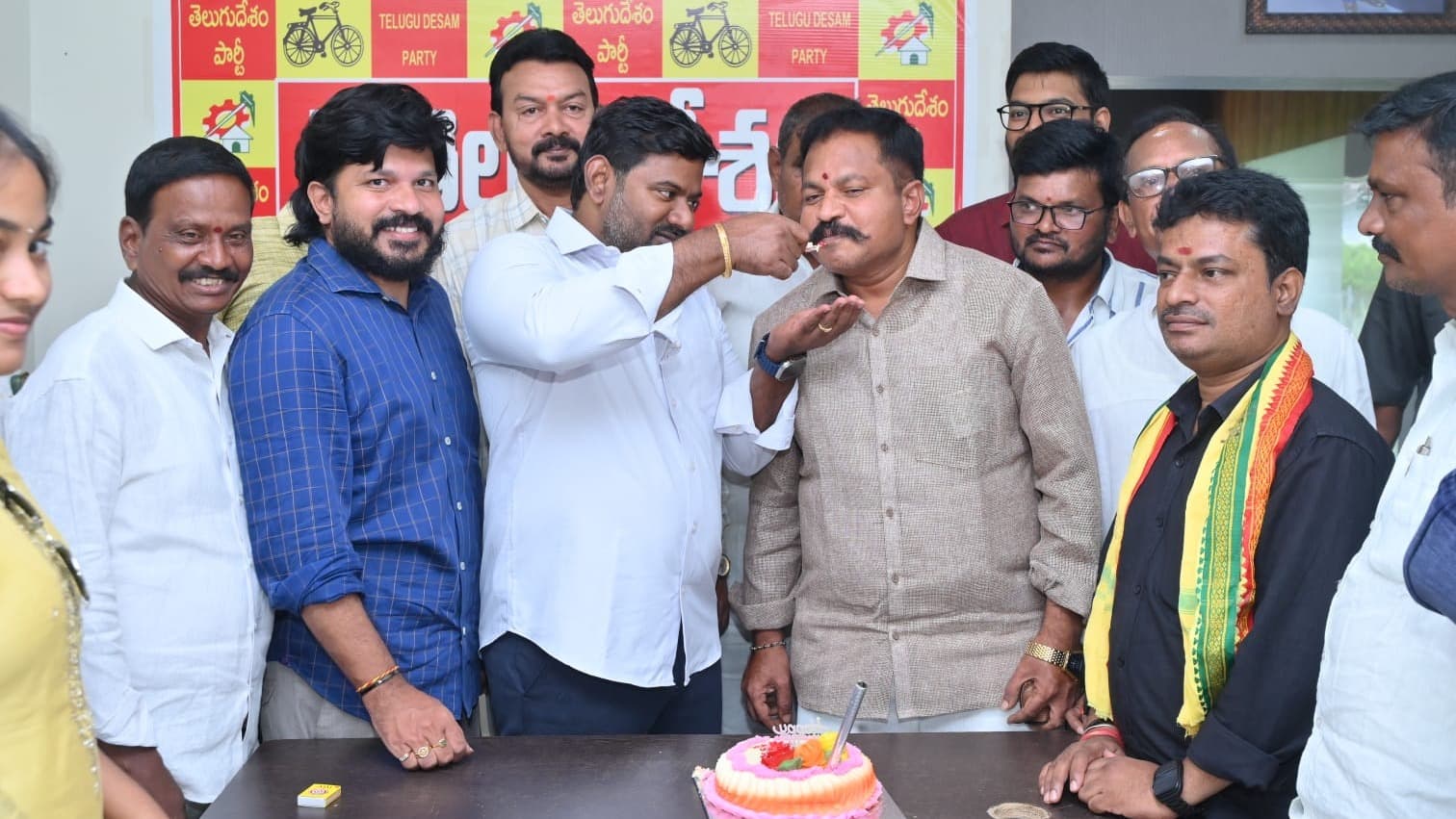 ఎమ్మెల్యే విజయ్ చంద్ర సమక్షంలో మజ్జి కృష్ణమోహన్ జన్మదిన వేడుకలు