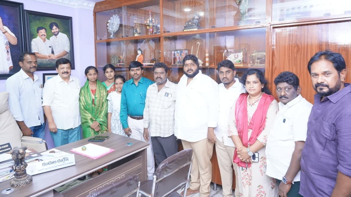 మిషన్ శక్తిశాట్‌కు ఎంపికైన జెస్సీకి మంత్రి అభినందనలు