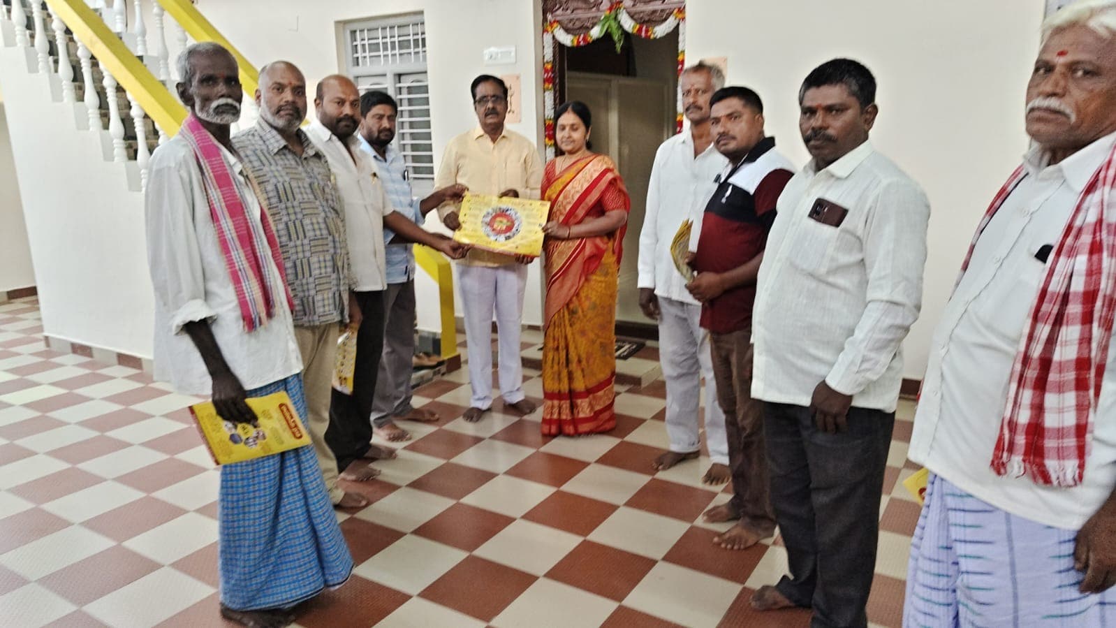 లింగాపురంలో ఇంటింటికీ కూటమి సంక్షేమ విజయ ప్రచారం