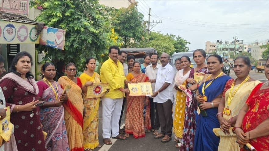 బొండా ఉమా ఆదేశాలతో ఇంటింటికీ సంక్షేమం