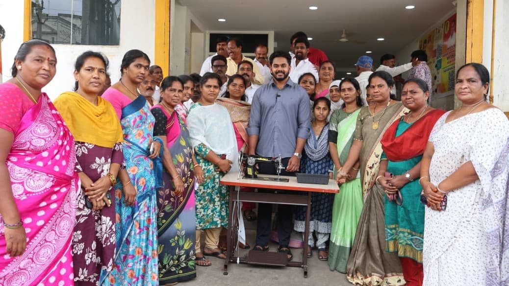 కుట్టు మిషన్, తోపుడు బండి అందజేసిన బొండా సిద్ధార్థ