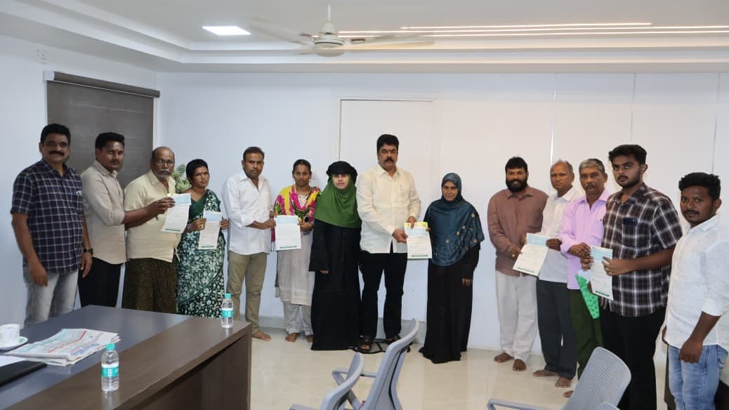 బాధిత కుటుంబాలకు బొండా ఉమ రూ.5.70 లక్షల సీఎంఆర్ఎఫ్ సాయం