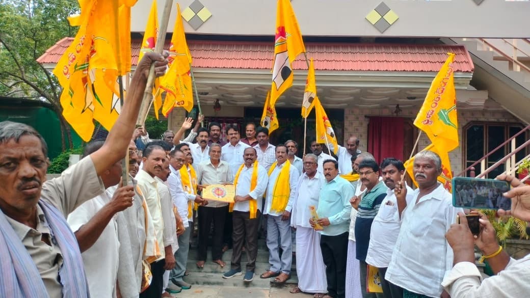 అవనిగడ్డలో ఇంటింటికి టీడీపీకి విక్కుర్తి పిలుపు