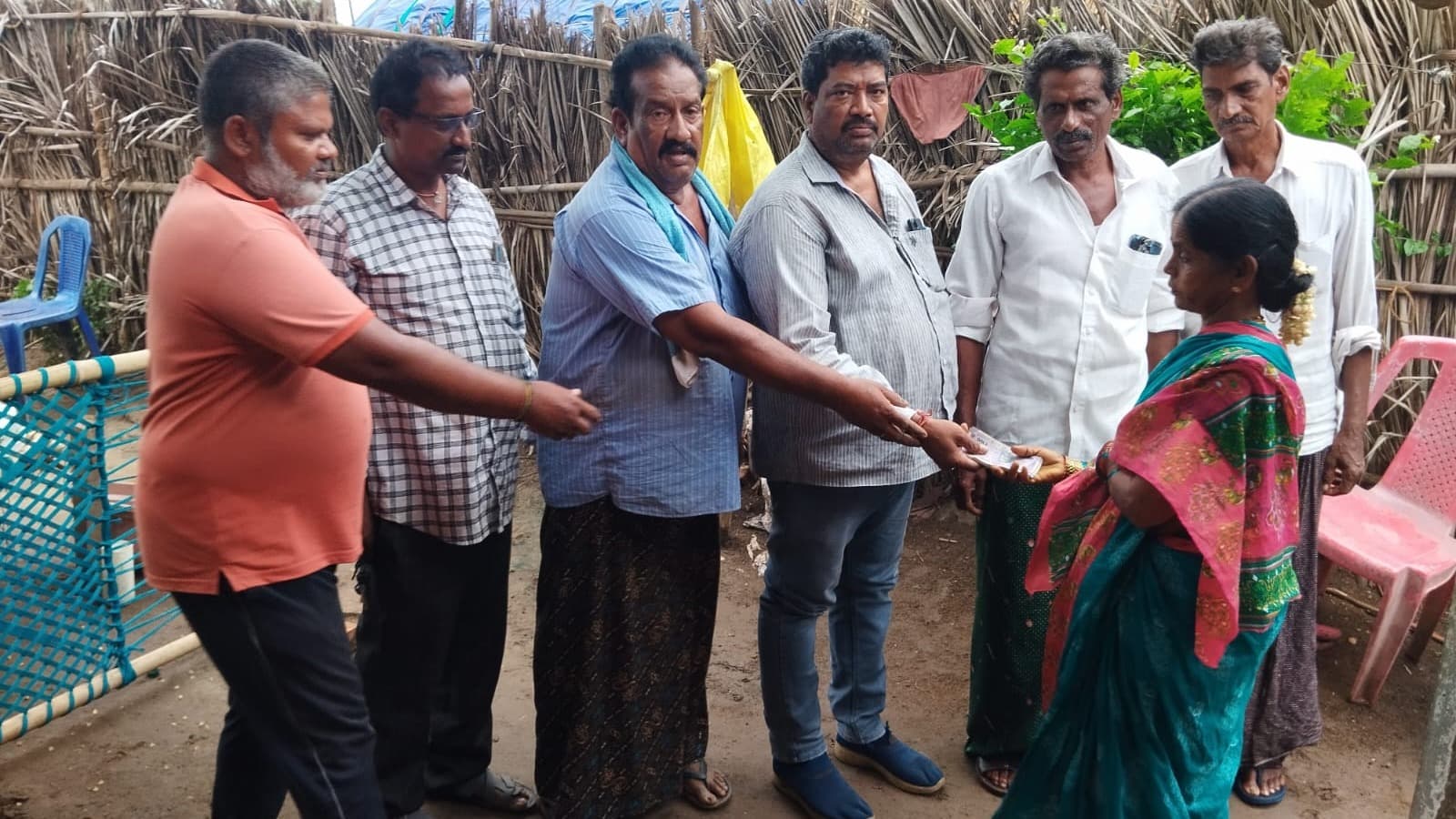 మృతుని కుటుంబానికి ఆదిత్య చౌదరి రూ.10 వేల ఆర్థిక సాయం