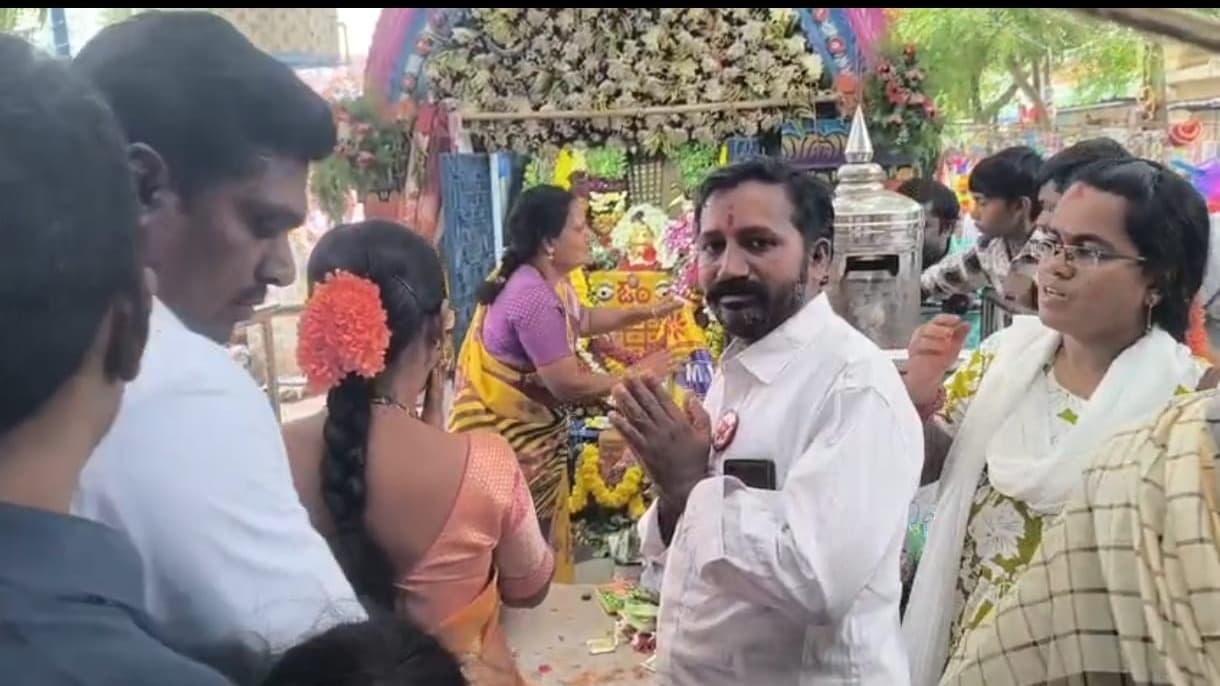 శీతల గంగమ్మ జాతరలో రాటాల రామయ్య ప్రత్యేక పూజలు