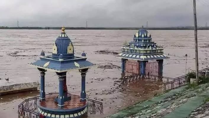 భద్రాచలం వద్ద గోదావరికి తొలి ప్రమాద హెచ్చరిక