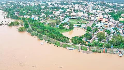 చర్ల ఇసుక ర్యాంపులో గోదావరి మధ్య చిక్కుకున్న 38 మంది