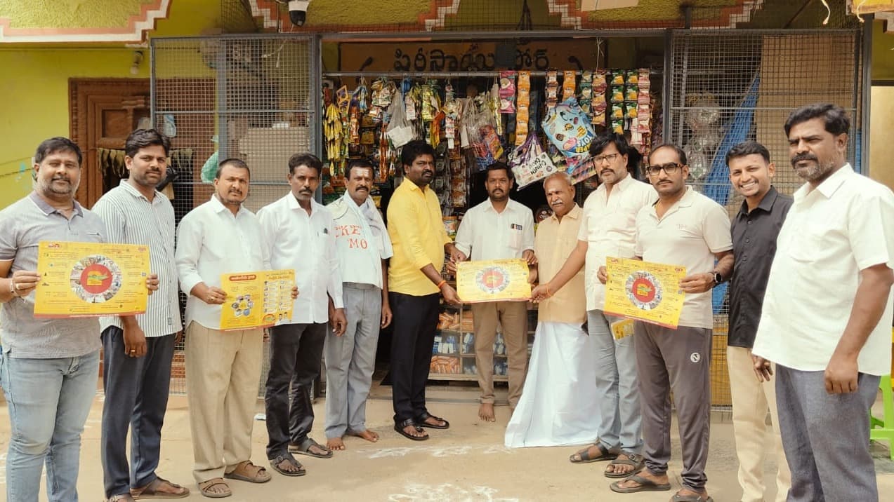 రామకుప్పంలో ఇంటింటికి వెళ్లిన టీడీపీ నేతలు