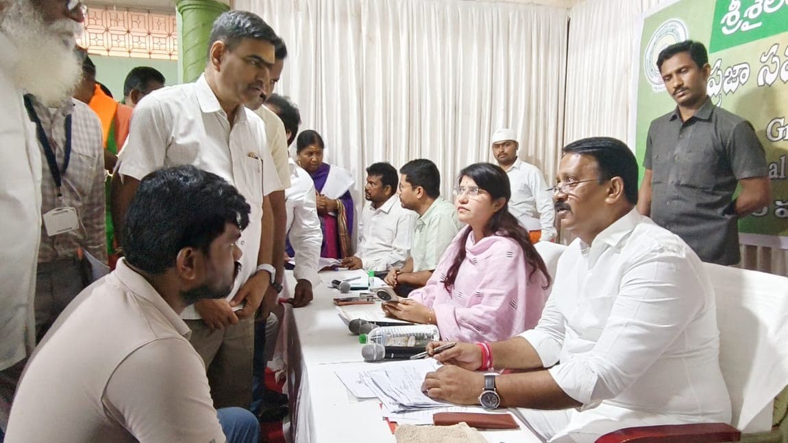 సున్నిపెంటలో ప్రజా సమస్యల పరిష్కార వేదిక నిర్వహణ