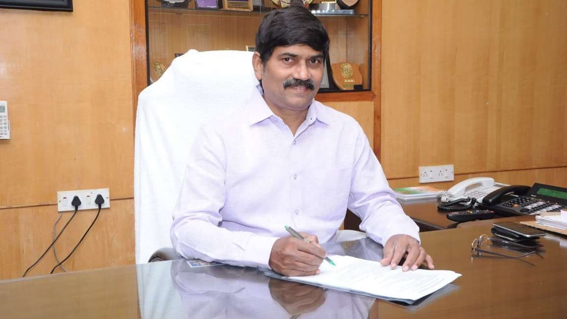 ఏయూ మాజీ వీసీ ప్రసాద్‌రెడ్డి సస్పెండ్..!