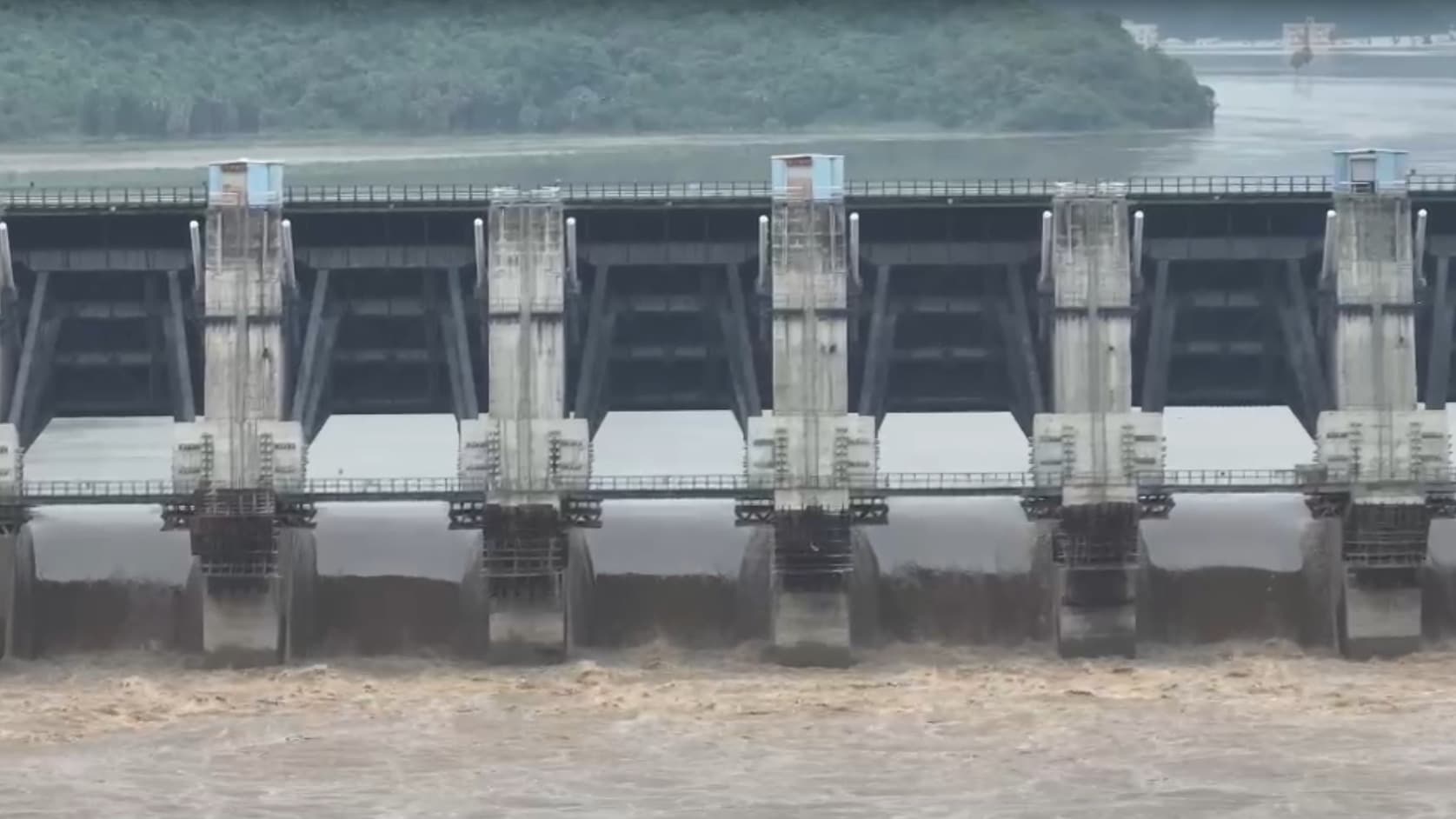 పోలవరం స్పిల్‌వేపై భారీ వరద ఉధృతి