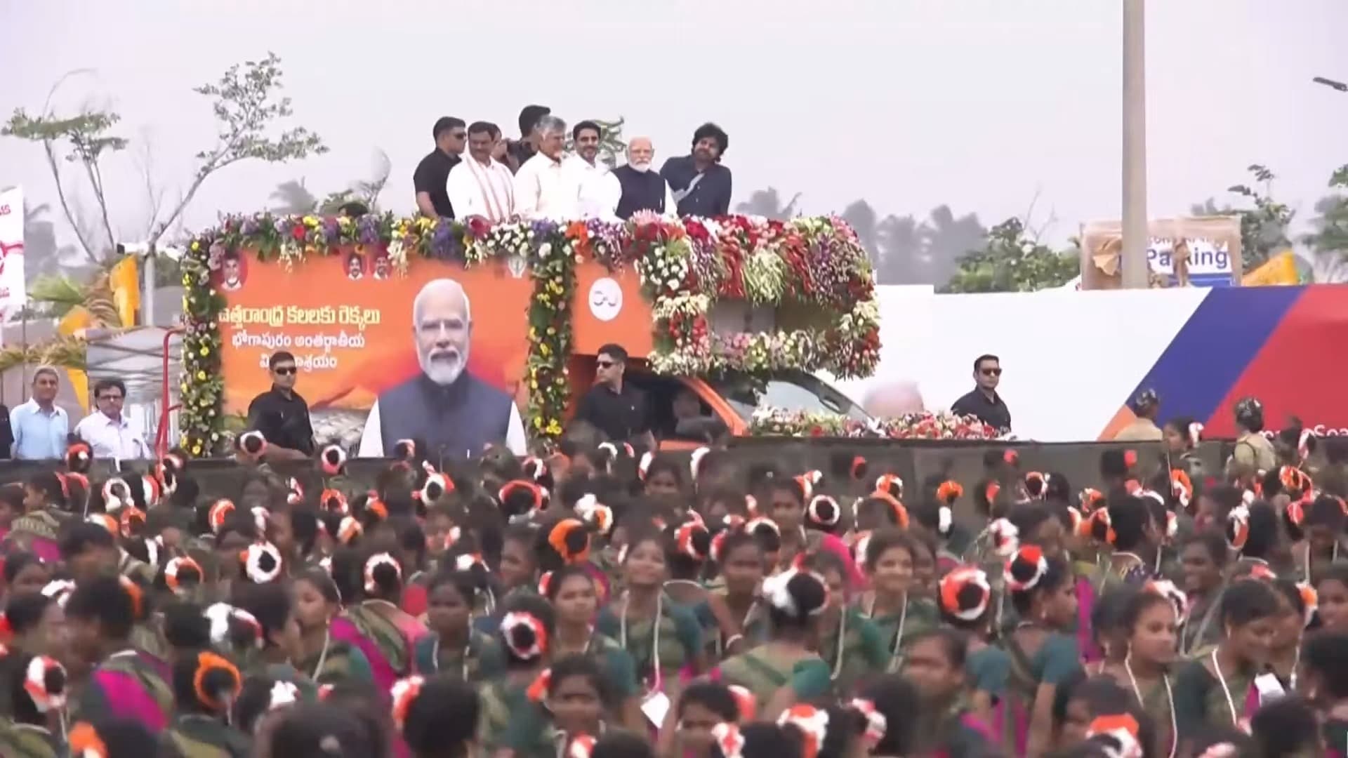 థింసా, కూచిపూడితో మోదీకి ఘన స్వాగతం